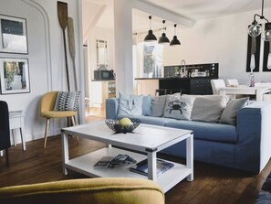 TV, DVD player - Holiday Home 'Villa GoALL'O' 400m from the Port of Saint-Quay-Portrieux (ETABLES SUR MER)