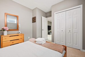 4 habitaciones, escritorio y tabla de planchar con plancha