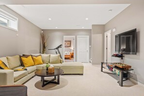 Televisión, chimenea, videojuegos, oficina