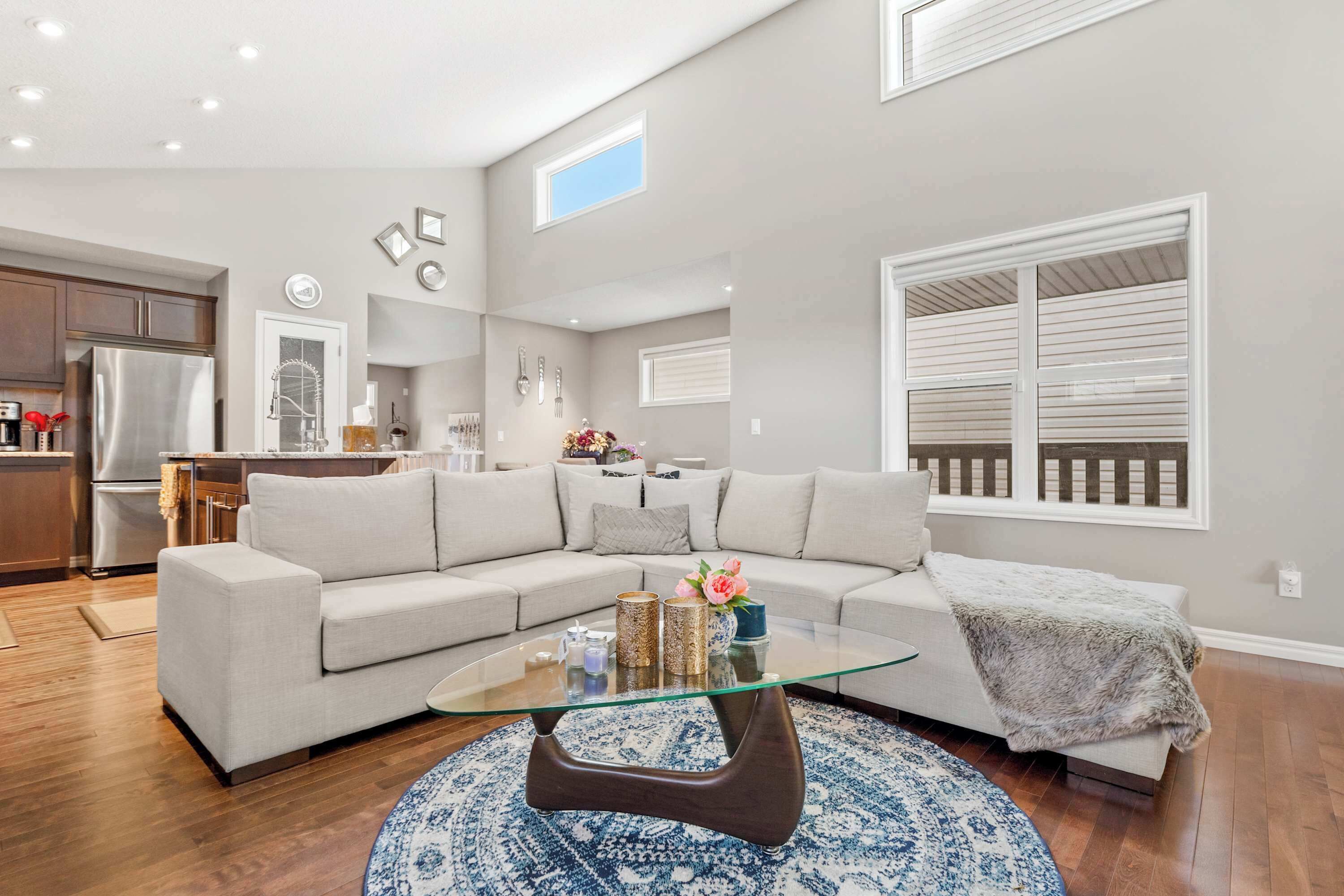 Televisio, takka, videopelejä, työhuone