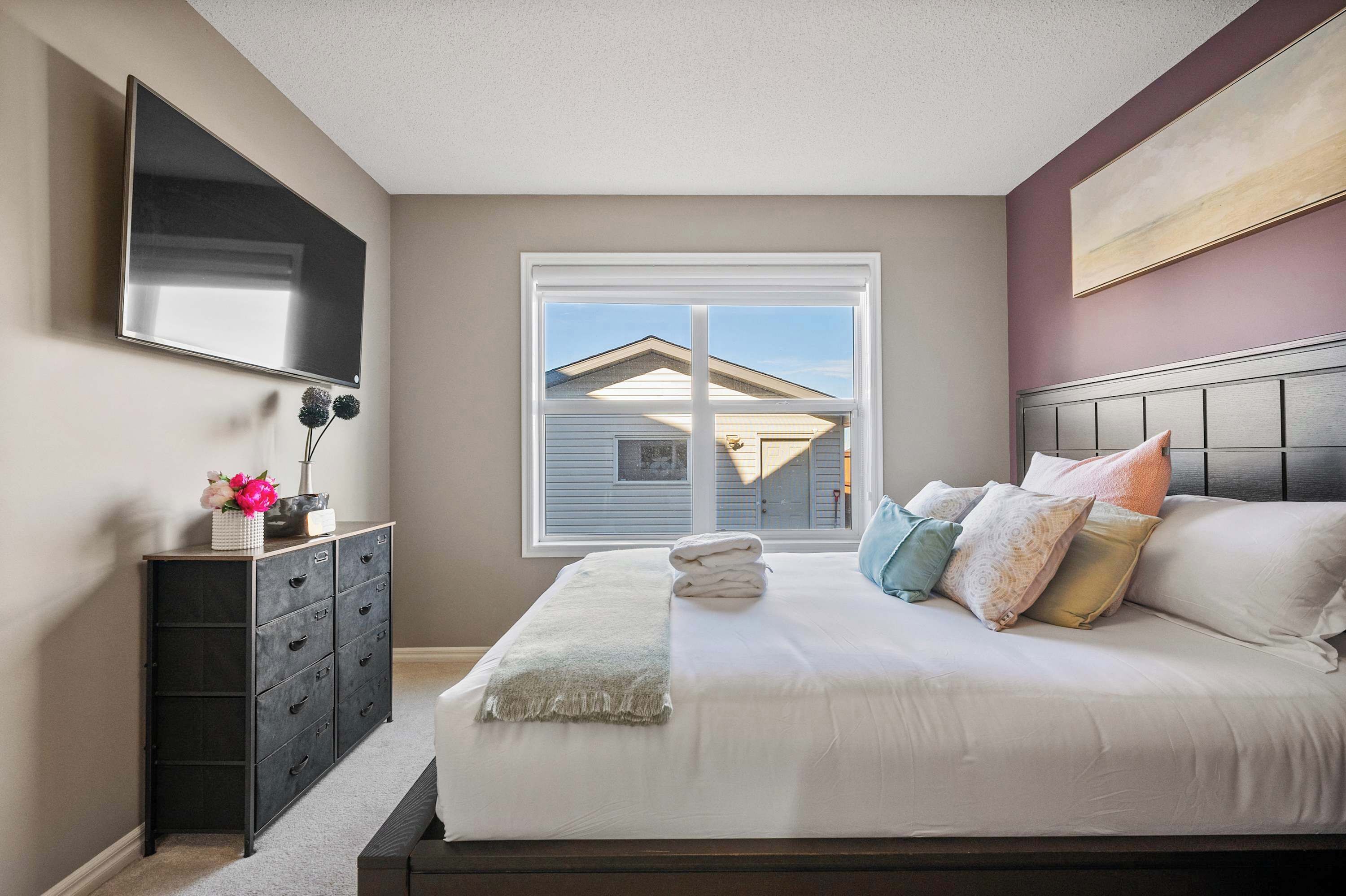 4 habitaciones, escritorio y tabla de planchar con plancha 