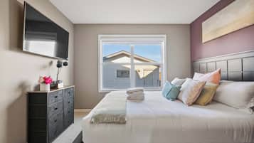 4 quartos, escrivaninha, ferros/tábuas de passar roupa, berço de viagem