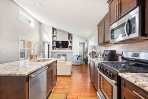 Geladeira, micro-ondas, fogão, cooktop