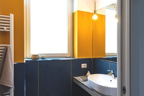 Douche, séchoir à cheveux, bidet, serviettes fournies