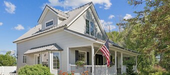 Creekside cutie, 3br 2.5ba, near skiing, sleeps 8
