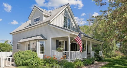 Creekside cutie, 3br 2.5ba, near skiing, sleeps 8