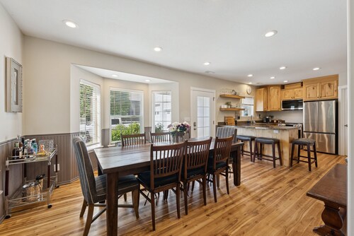 Creekside cutie, 3br 2.5ba, near skiing, sleeps 8