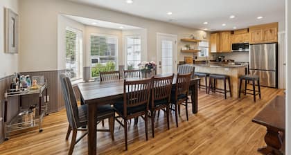 Creekside cutie, 3br 2.5ba, near skiing, sleeps 8