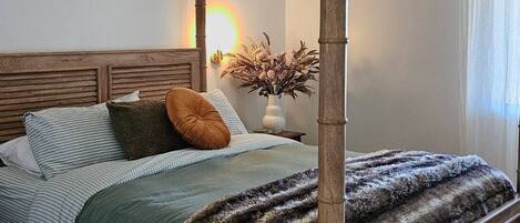 3 bedrooms, iron/ironing board, internet, bed sheets