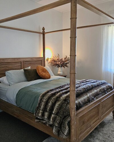 Family Farmside Retreat! Wine, Roos + Pet friendly