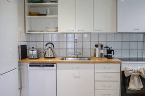 Réfrigérateur, four à micro-ondes, un four, surface de cuisson