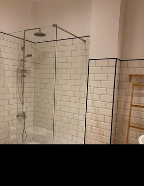 ハウス 禁煙 パティオ | バスルーム | シャワー、タオル、石鹸、トイレットペーパー