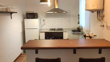Maison, patio, dans la tour | Cuisine privée | Réfrigérateur, four à micro-ondes, surface de cuisson