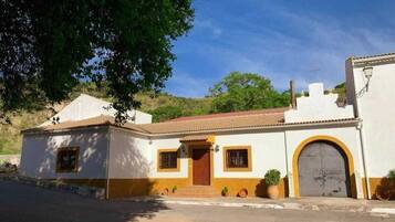 Vista frontal de la propiedad