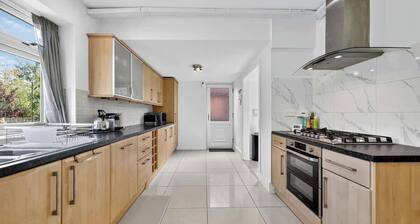 City SuperHost Lovely 3 bed Wythenshawe Home