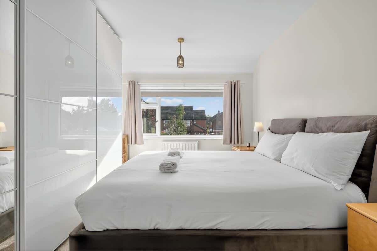 3 habitaciones, tabla de planchar con plancha, wifi y ropa de cama 