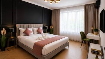 Studio, Balcony, Courtyard View | Memory foam beds, desk, laptop workspace, blackout drapes