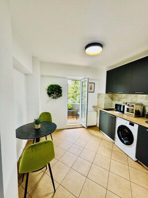 Minijääkaappi, mikroaaltouuni