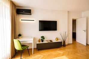 Studio, Balcony, Courtyard View | Memory foam beds, desk, laptop workspace, blackout drapes - Metropole Apartments Signature Suite (Bucharest)