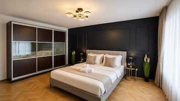 Studio, Balcony, Courtyard View | Memory-foam beds, desk, laptop workspace, blackout curtains