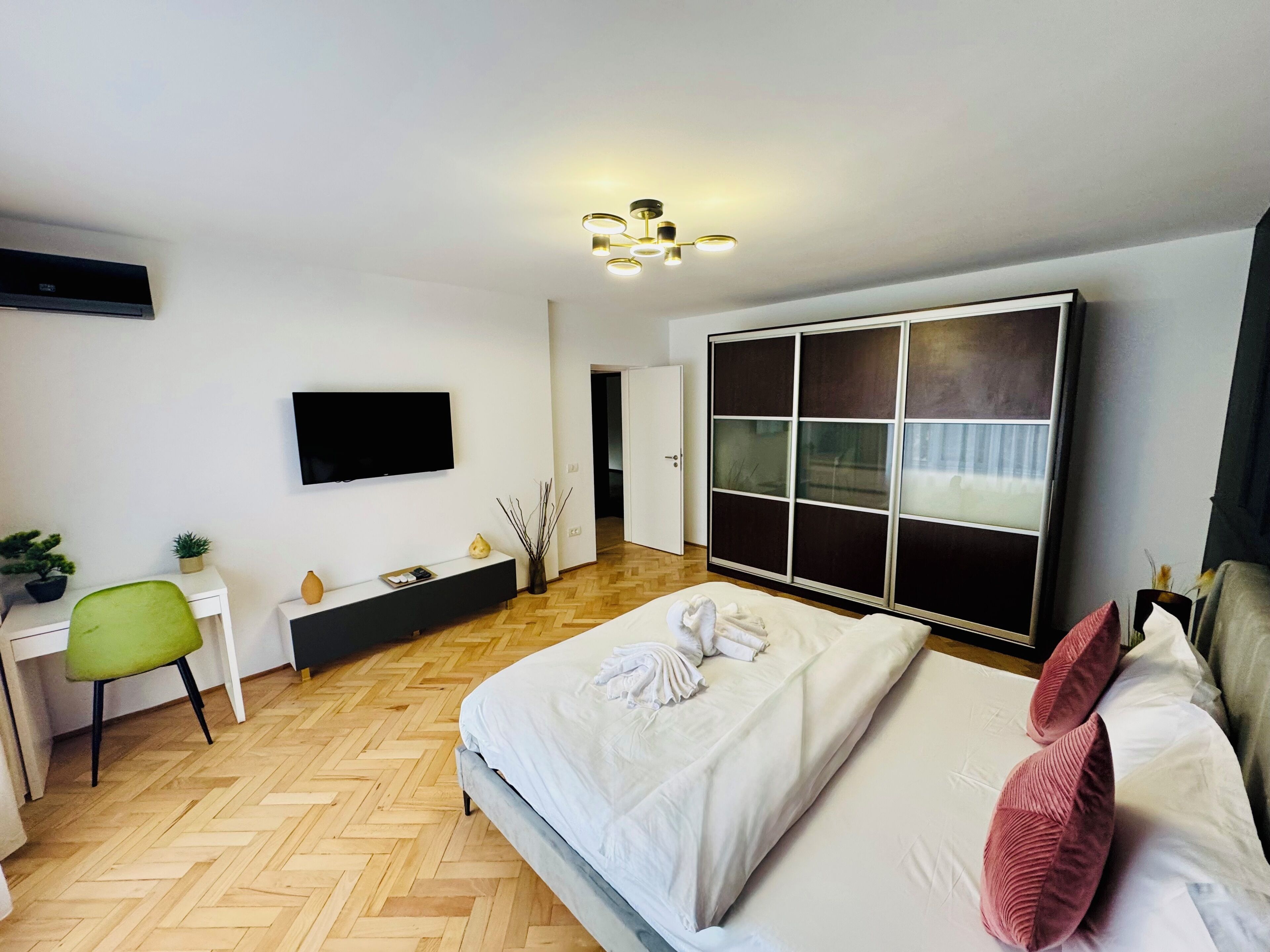 Studiolejlighed - balkon - udsigt til gårdsplads | Skrivebord, arbejdsområde til bærbare computere, mørklægningsgardiner