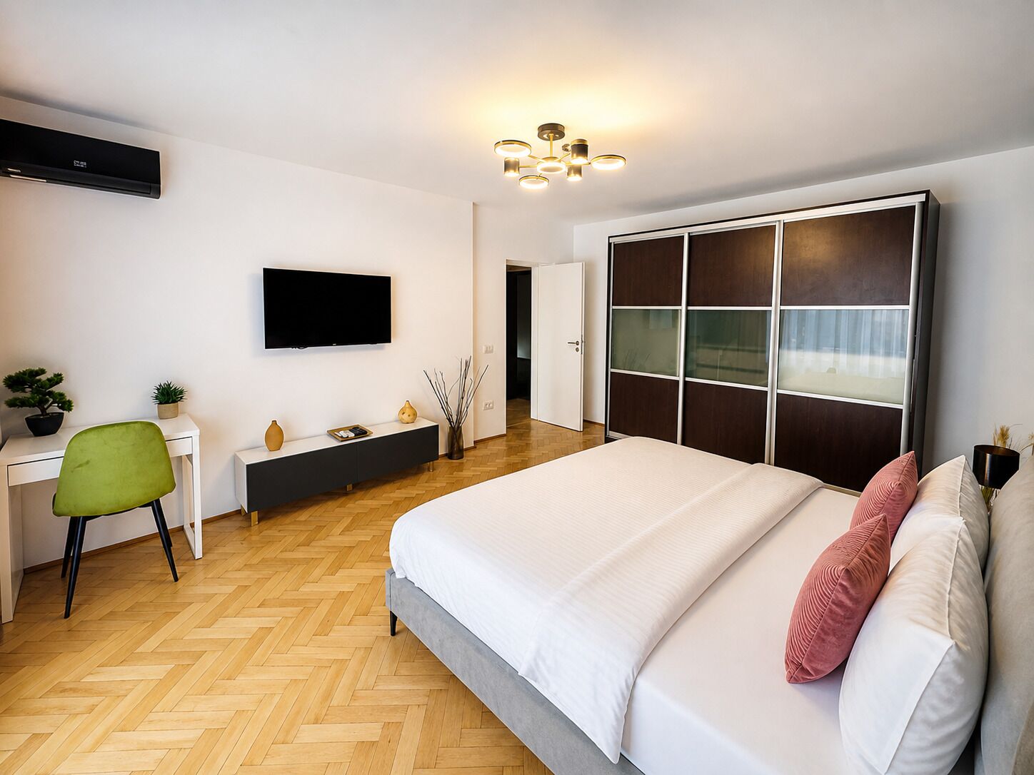 Studio, balcon, vue cour intérieure