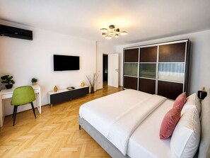 Studio, Balcony, Courtyard View | Memory foam beds, desk, laptop workspace, blackout drapes - Metropole Apartments Signature Suite (Bucharest)
