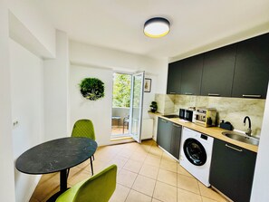 สตูดิโอ, ระเบียง, วิวสวนหย่อม | ครัวส่วนตัว | ตู้เย็นเล็ก, ไมโครเวฟ