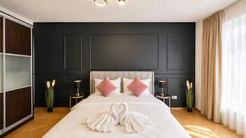 Studio, balcon, vue sur la cour intérieure | Lit avec matelas en mousse à mémoire, bureau