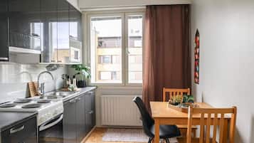 Kühlschrank, Mikrowelle, Ofen, Wasserkocher mit Kaffee-/Teezubehör