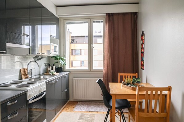 Fridge, microwave, oven, coffee/tea maker