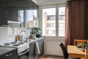 Réfrigérateur, four à micro-ondes, un four, cafetière-théière