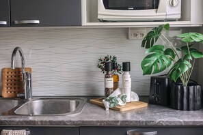 Fridge, microwave, oven, coffee/tea maker