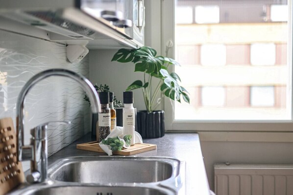 Réfrigérateur, four à micro-ondes, un four, cafetière-théière