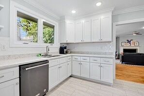 Mikrobølgeovn, kokeplater og oppvaskmaskin