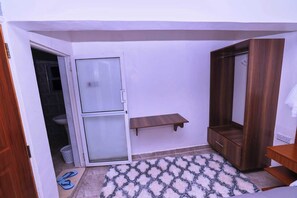 Quarto casal luxo, vista para o jardim | Banheiro | Chuveiro, chinelos, toalhas de banho, sabonete