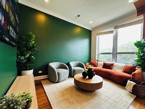 TV, offices - Gym, Garage Parking, Balcony, Sleeps 4 (Chicago)