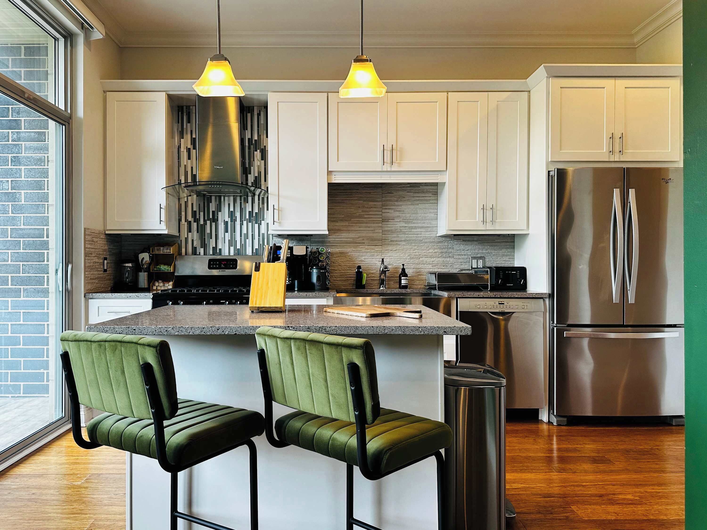 Jääkaappi, mikroaaltouuni, uuni, liesi