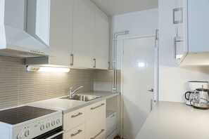 Jääkaappi, mikroaaltouuni, uuni, liesi