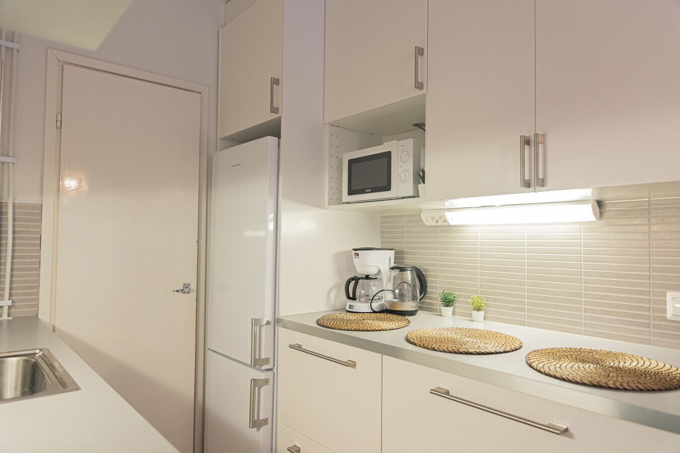 Kühlschrank, Mikrowelle, Ofen, Herdplatte