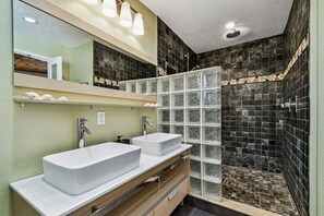 Dusche, Haartrockner, Handtücher, Shampoo