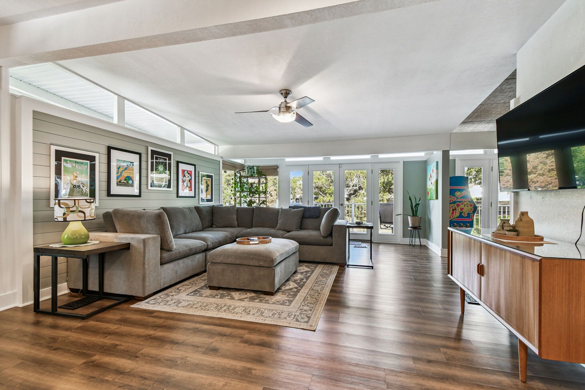 Televisión y oficina 