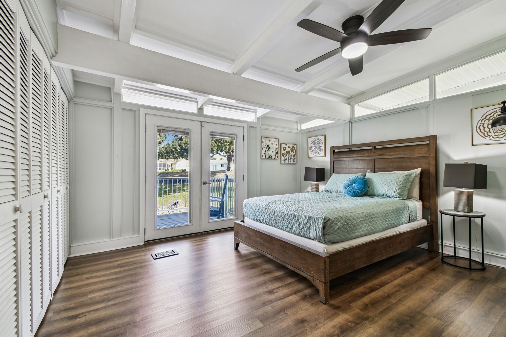 2 habitaciones, escritorio y tabla de planchar con plancha 