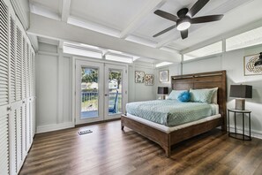 2 habitaciones, escritorio y tabla de planchar con plancha 