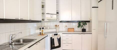 ثلاجة، ميكروويف، فرن، موقد طهي مسطح