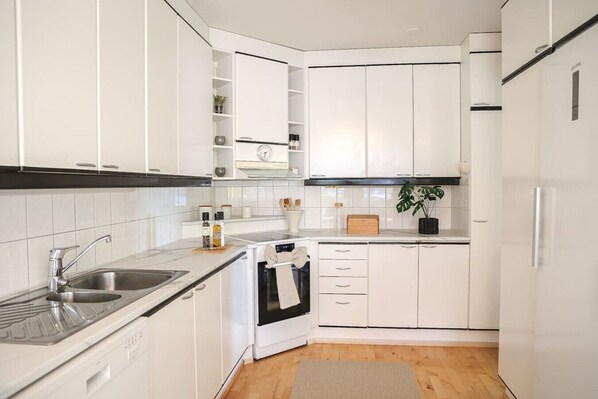 Refrigerador, microondas, horno y parrilla de estufa