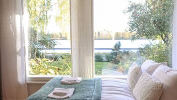 Desk, WiFi, bed sheets