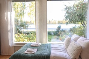 مكتب وواي فاي وملاءات أسرّة