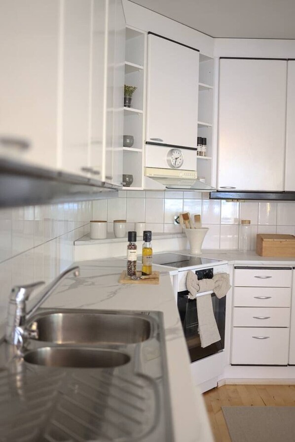 Jääkaappi, mikroaaltouuni, uuni, liesi