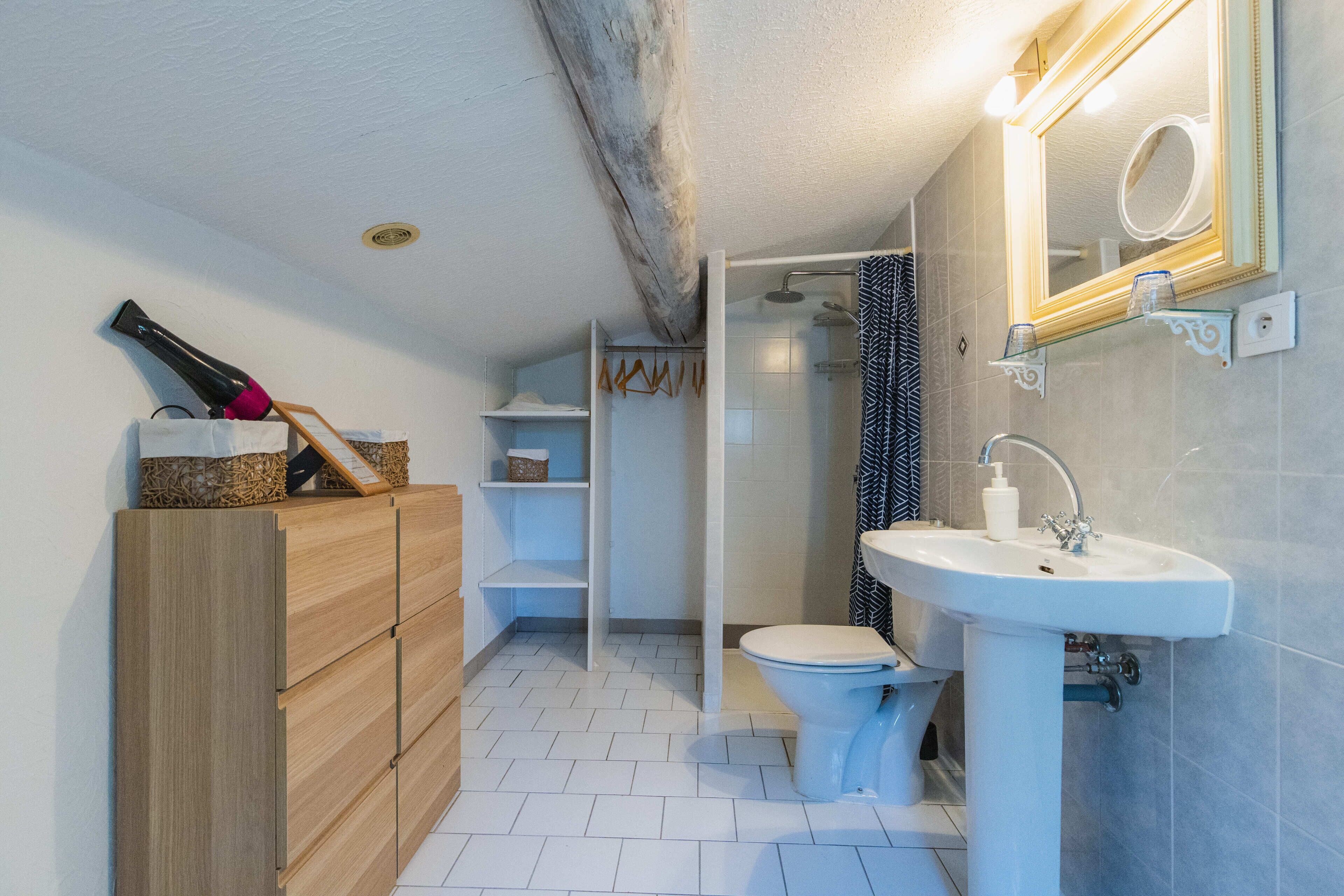 Kamar Double, balkon, pemandangan kolam renang | Kamar mandi